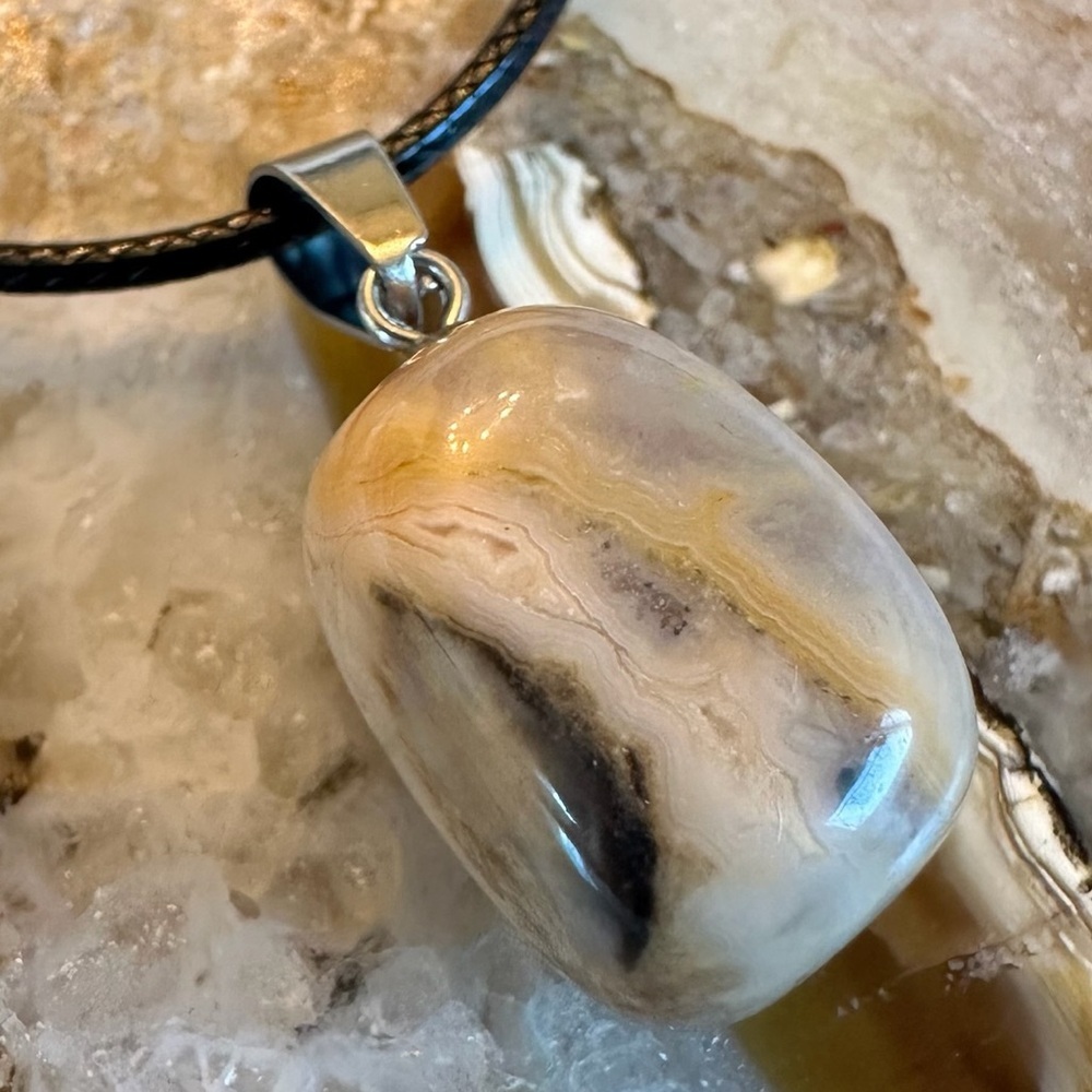 3164 Artisan Cream and Black Polished Stone Necklace